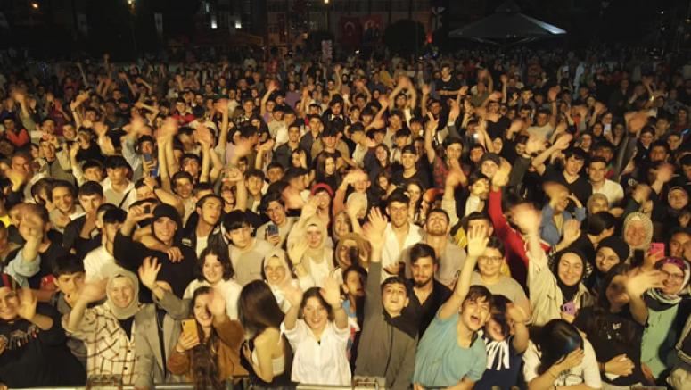 BAFRA’DA GENÇLER DÜZENLENEN KONSERLE DOYASIYA EĞLENDİ