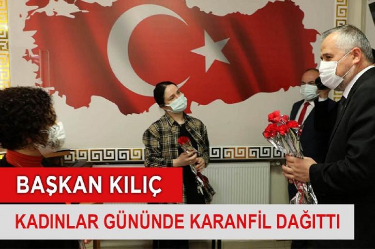 BAŞKAN KILIÇ KARANFİL DAĞITTI